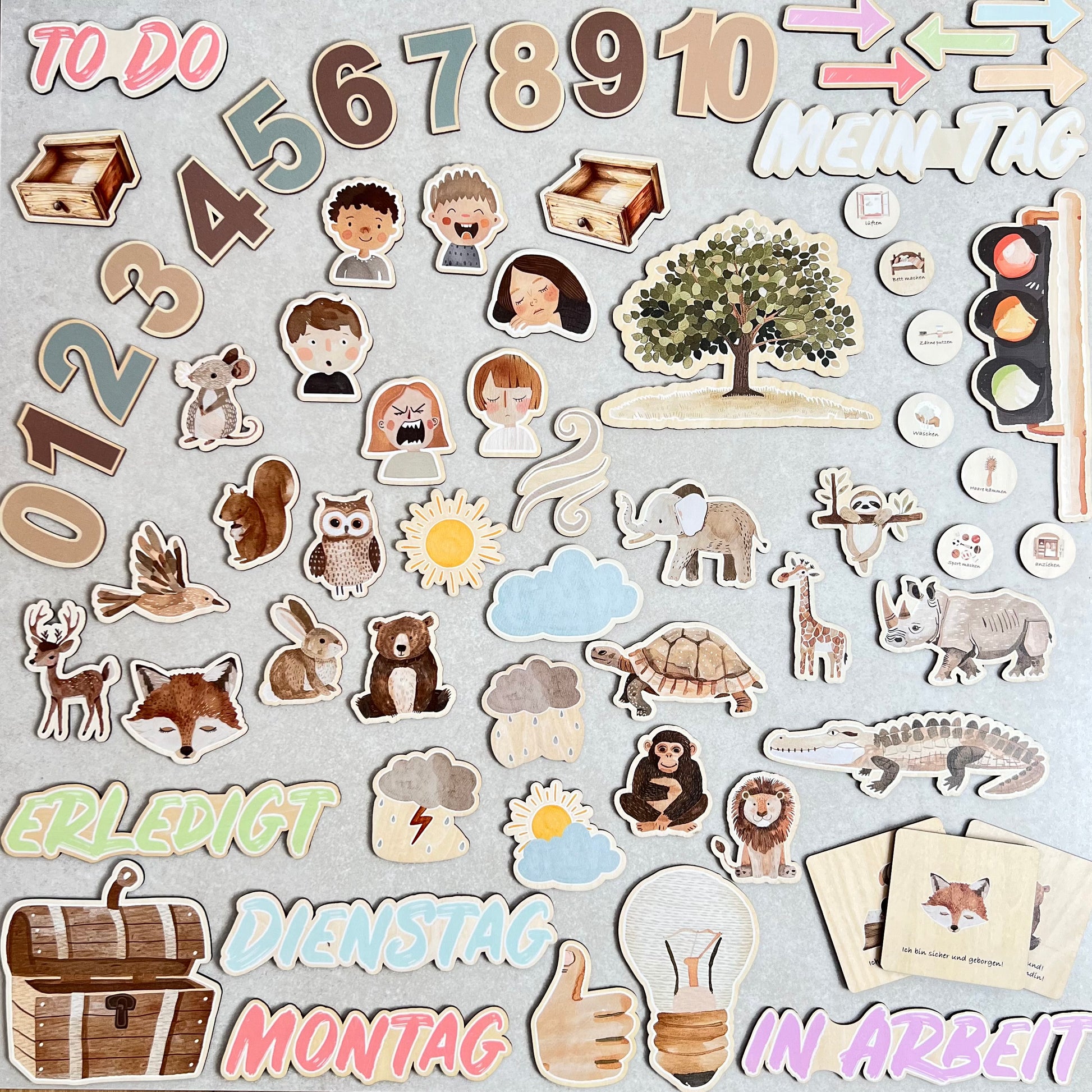 Bunte Tafelboard-Sticker mit Zahlen, Tieren und Icons für Erinnerungen und persönliche Reflexion.